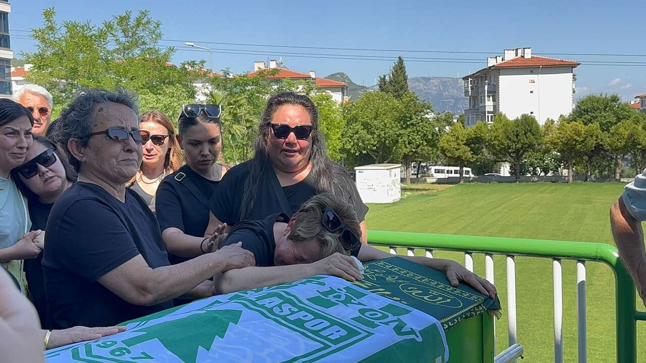 Akın Çavaş’ın Naaşı Muğlaspor Tesislerinde Karşılandı: Duygu Dolu Anlar Yaşandı 3